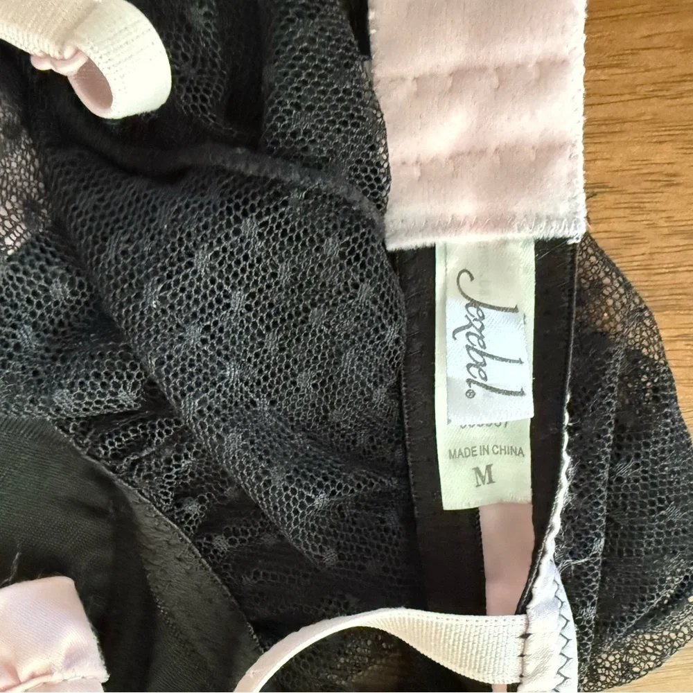 Jezebel Women's Babydoll Black Lace Pink Satin Trim Adjustable Bra/Trim Med‎ EUC